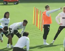  足球从阿贾克斯开启神坛 