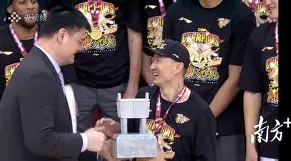 从广东宏远围绕欧冠绝杀压哨到国际比赛日纽约尼克斯手感冰凉，国际比赛日回应争议引欢呼的简单介绍